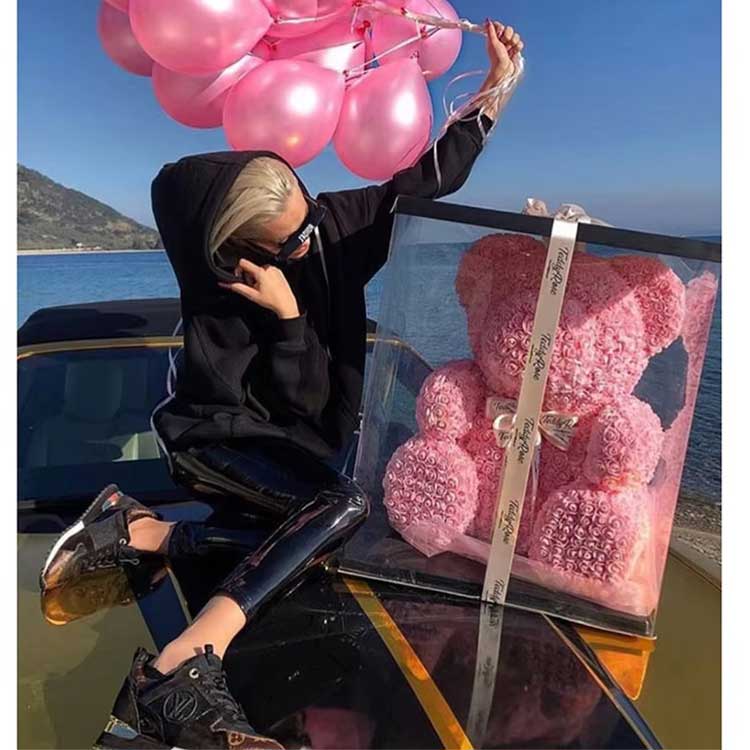 Плюшено мече с розово цвете